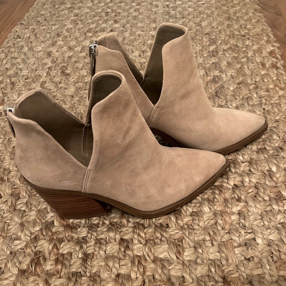 VINCE CAMUTO 
Gigietta Suede Bootie